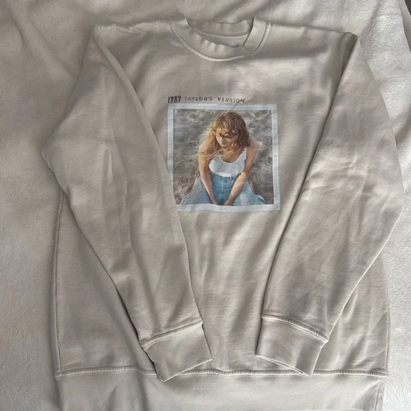 Taylor Swift TV 1989 Sweatshirt - Picture 1 of 5
